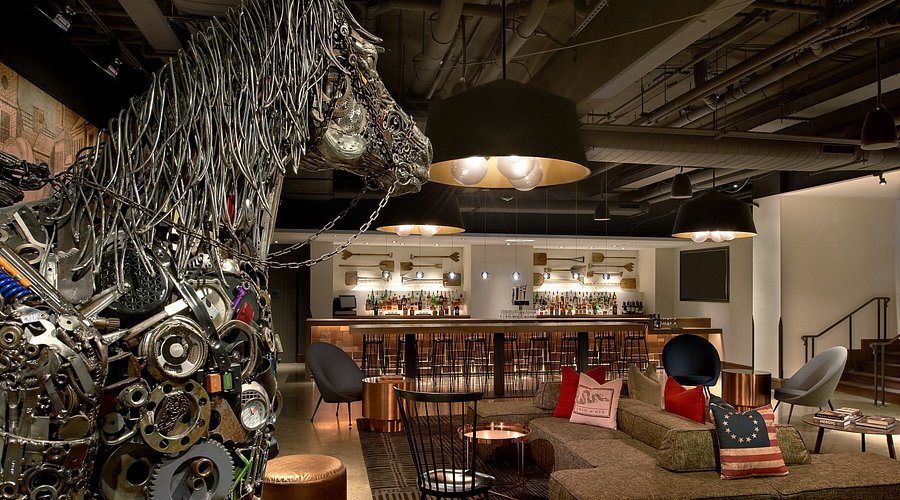 lobby-bar-sitting-area